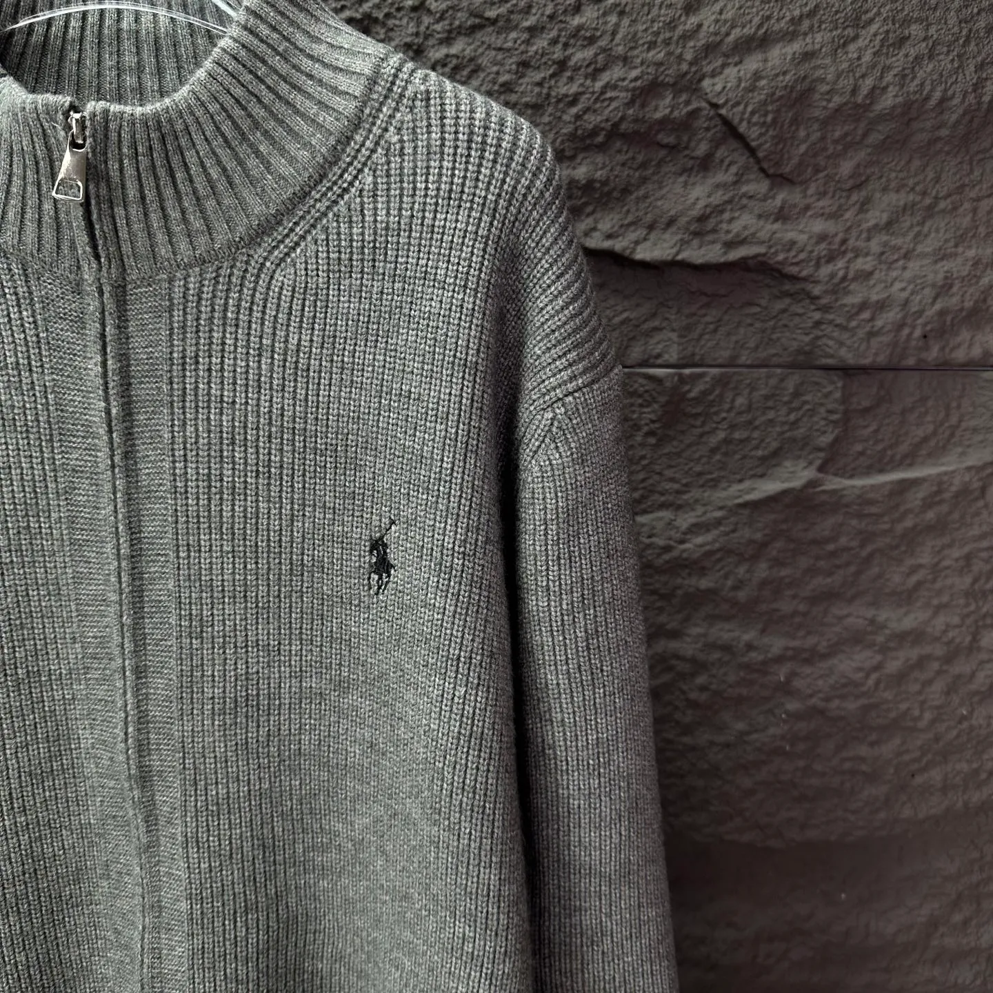 P340 Ralph Lauren 2025 new classic embroidered logo couple style zipper knitted sweater 🔥High version🔥High version🔥 The fabric is made of 32-count cotton yarn blended material, which is skin-friendly and does not stick to the body. It does not cause pilling. It feels very soft and super comfortable. It is fashionable and personalized. It is a super versatile and beautiful knitted sweater. It is very suitable for both men and women. It is a must-have for everyone. Packaging, tag, collar label, washed wheat, complete👍 Color: black, gray Size: M-2XL